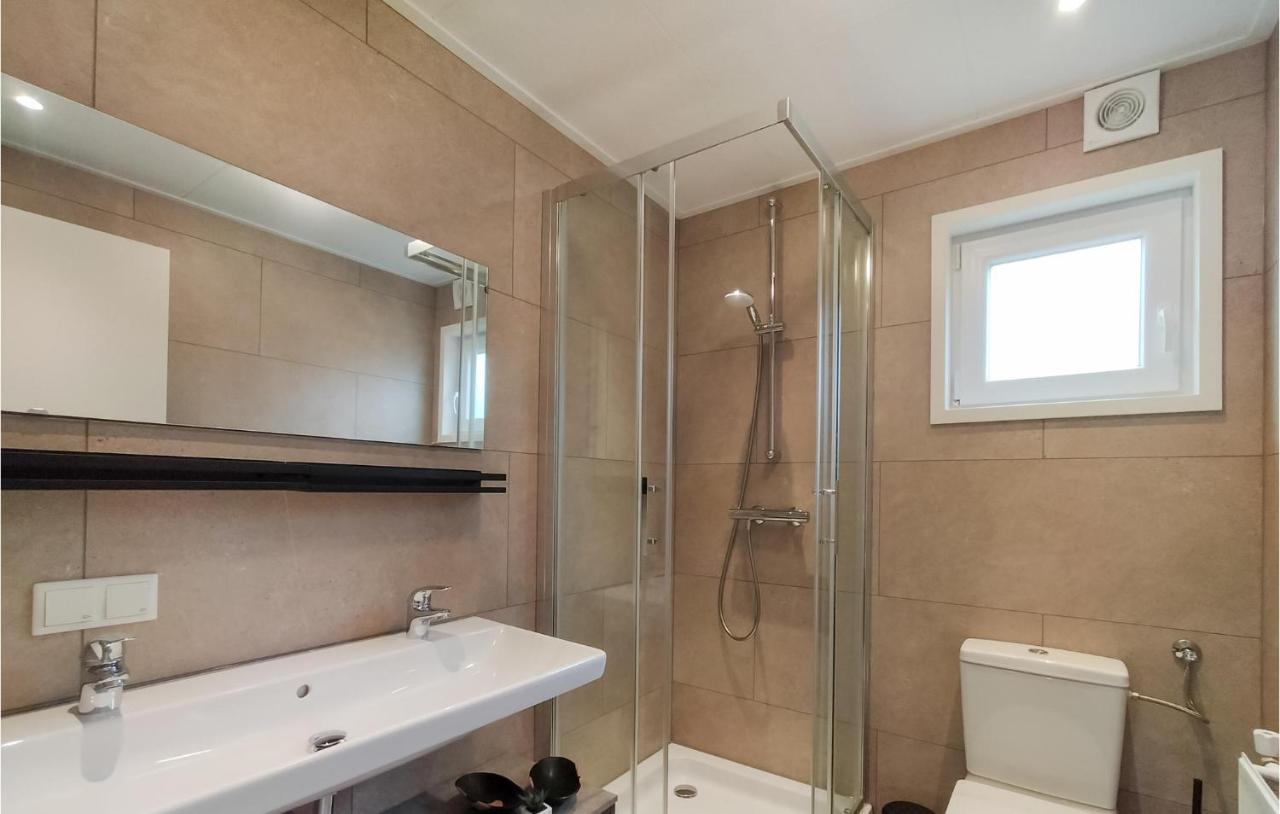 2 Bedroom Awesome Home In Heinkenszand Exterior foto